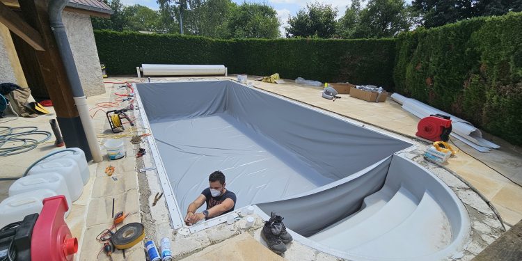 Remplacement d'un liner pour une piscine avec escalier demi-cercle