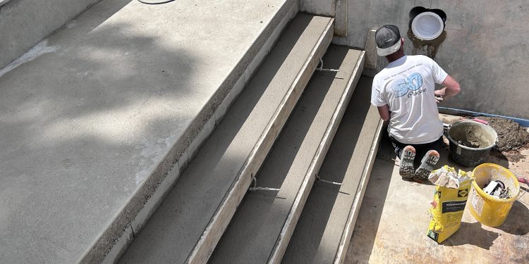Rénovationd 'une piscine : pose des pièces à sceller et maçonnerie