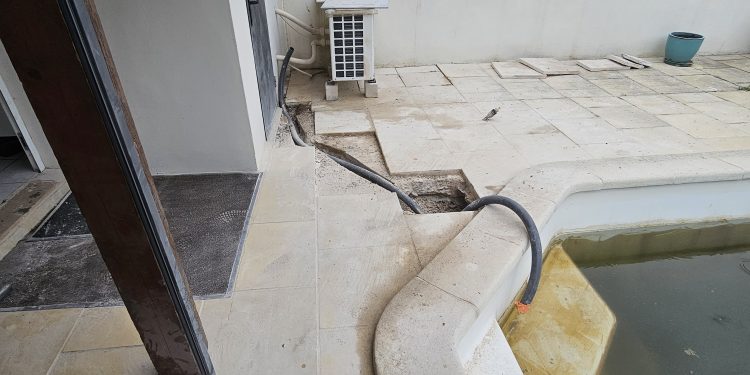 Réparation d'une fuite dans le circuit de refoulement de la piscine