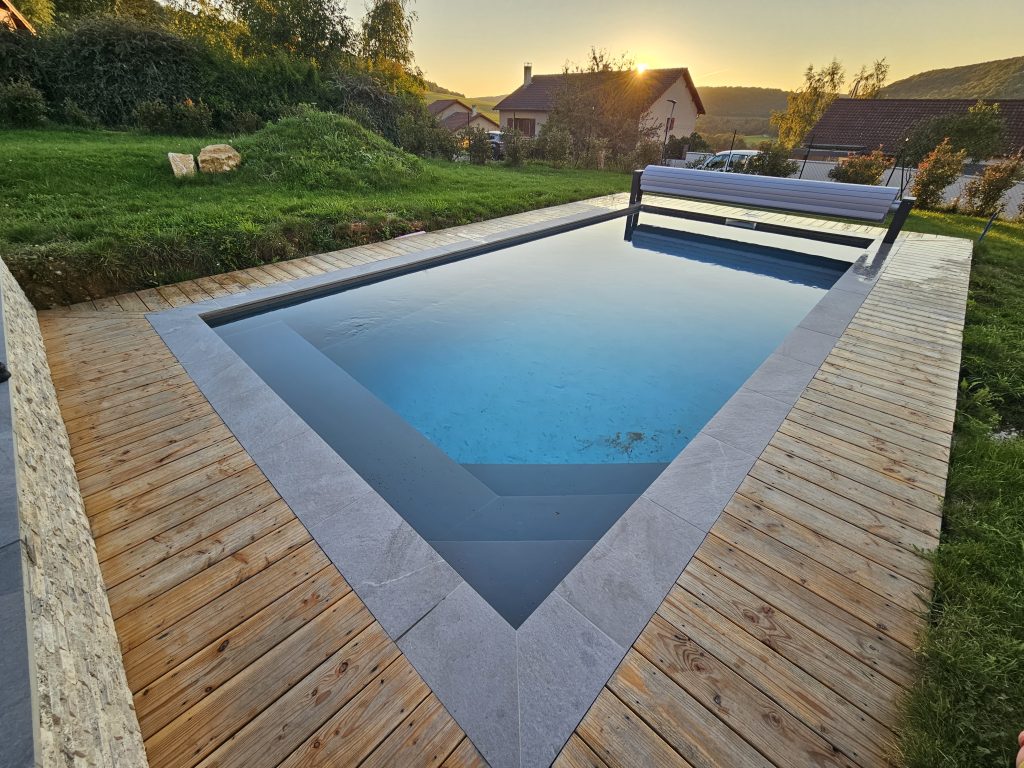 Aménagement des abords d'une piscine, terrasse et volet